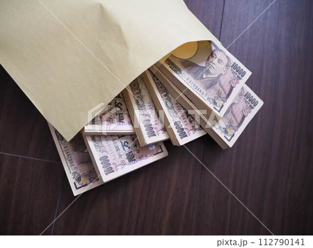 封筒に入ったお札 封筒に入ったお札 112790141