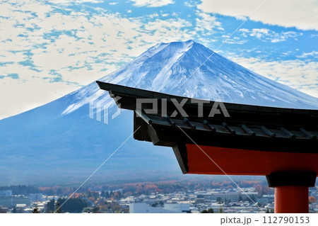 新倉山神社の鳥居の奥に広がる冠雪した富士山 112790153