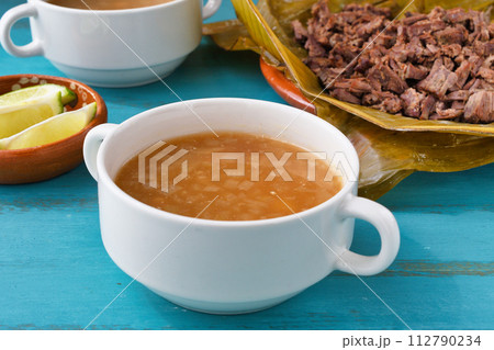 メキシコの牛肉のバルバコアとバルバコアのコンソメ 112790234