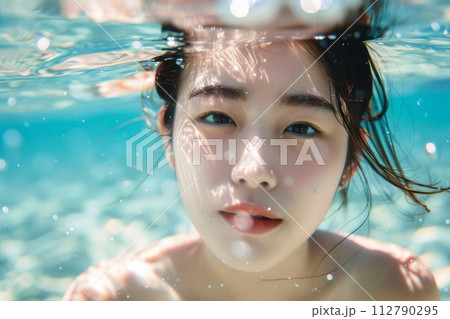 水着で海の中で遊ぶ日本人女性(シュノーケル・水泳・海水浴) 水着で海の中で遊ぶ日本人女性(シュノーケル・水泳・海水浴) 112790295