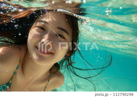 水着で海の中で遊ぶ日本人女性（シュノーケル・水泳・海水浴） 112790296