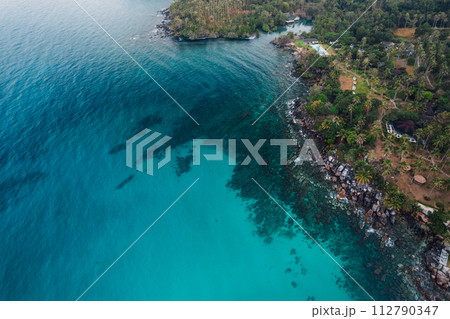 Crystal clear turquoise water under a blue sky 112790347