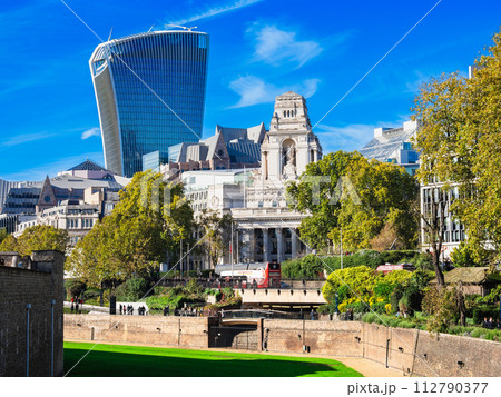 ロンドン　トリニティ・スクエア・ガーデンズとシティ・オブ・ロンドンの高層ビル 112790377