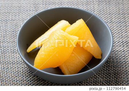 小鉢に盛り付けられた数の子。 小鉢に盛り付けられた数の子。 112790454