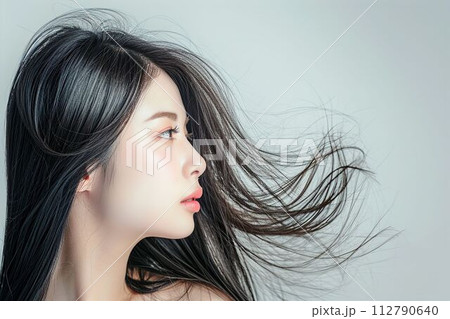 黒髪の綺麗な日本人女性の横顔の写真（ヘアケア・ロングヘア・縮毛矯正・ストレート・背景なし） 112790640