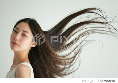 黒髪の綺麗な日本人女性の横顔の写真（ヘアケア・ロングヘア・縮毛矯正・ストレート・背景なし） 112790646