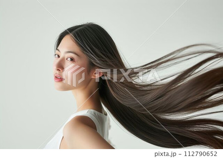 黒髪の綺麗な日本人女性の横顔の写真（ヘアケア・ロングヘア・縮毛矯正・ストレート・背景なし） 112790652