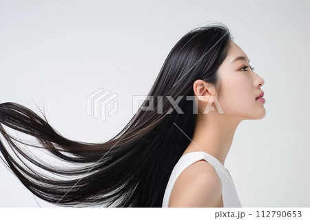 黒髪の綺麗な日本人女性の横顔の写真（ヘアケア・ロングヘア・縮毛矯正・ストレート・背景なし） 112790653
