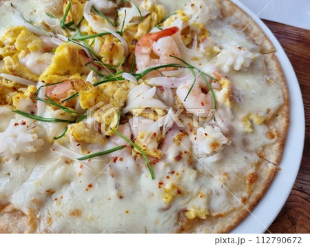 a pizza topped with seafood 112790672