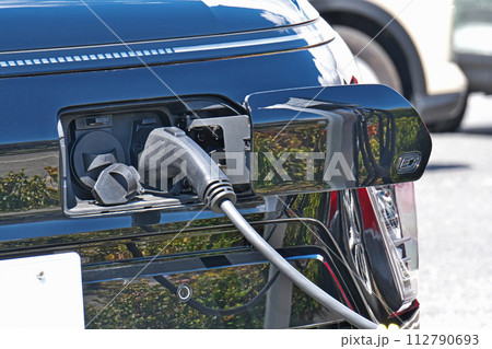 充電中の電気自動車 充電中の電気自動車 112790693