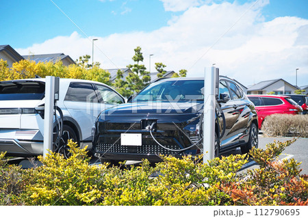 充電中の電気自動車 112790695