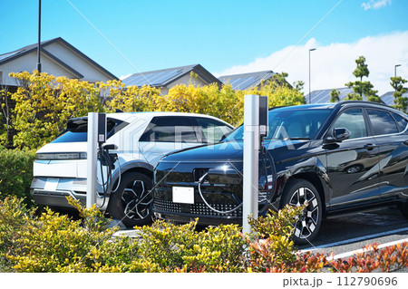 充電中の電気自動車 112790696