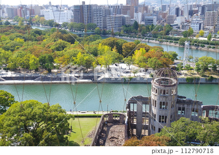 折鶴タワーから眺めた広島平和記念公園の景色 折鶴タワーから眺めた広島平和記念公園の景色 112790718