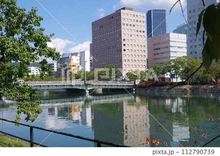 広島京橋川河畔の景色 112790739
