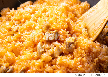 チキンライスをフライパンで作る調理シーン。 チキンライスをフライパンで作る調理シーン。 112790783