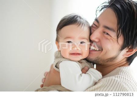 赤ちゃんと笑顔のお父さん（日本人男性・新生児・出産・パパ） 112790813