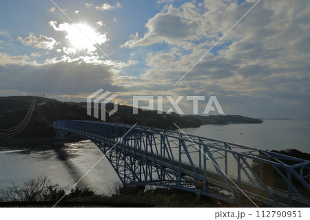 鹿児島の長島と本土をつなぐ黒之瀬戸大橋の眺め 112790951