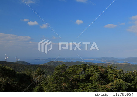長島行人岳からの八代海に浮かぶ天草の島々の風景 長島行人岳からの八代海に浮かぶ天草の島々の風景 112790954