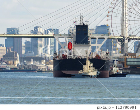 大阪港の天保山に入港する貨物船 112790991