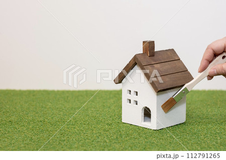 家のオブジェ　壁塗り 112791265