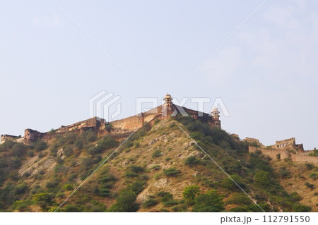 インド ジャイプル郊外のラジャスタンの丘陵城砦群 112791550