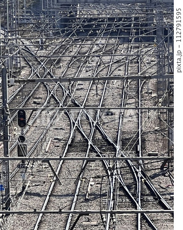 スペイン・マドリード　アトーチャ駅（在来線）のポイントが並ぶ風景 112791595