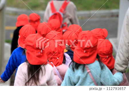 散歩中の園児　イメージ 112791657