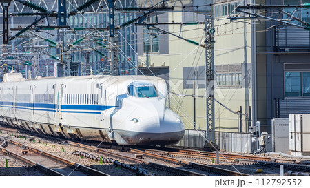 東京駅に到着する東海道・山陽新幹線 112792552