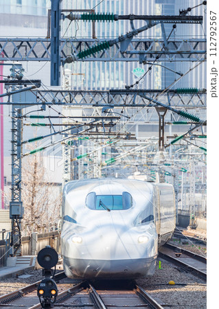 東京駅に到着する東海道・山陽新幹線 112792567