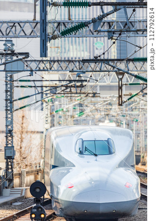 東京駅を出発する東海道・山陽新幹線 東京駅を出発する東海道・山陽新幹線 112792614