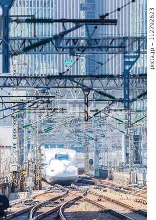 東京駅を出発する東海道・山陽新幹線 112792623