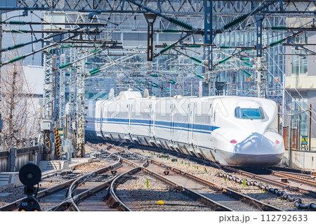 東京駅を出発する東海道・山陽新幹線 112792633