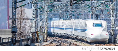 東京駅を出発する東海道・山陽新幹線 112792634