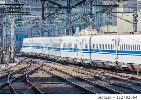 東京駅を出発する東海道・山陽新幹線 東京駅を出発する東海道・山陽新幹線 112792664