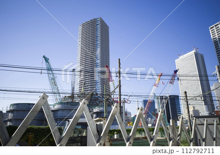 建設中の巨大クレーンと池袋の街並み 建設中の巨大クレーンと池袋の街並み 112792711