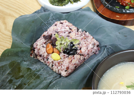 Korea food. lotus leaf rice 112793036