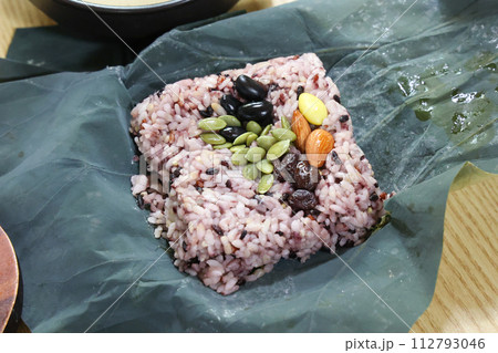Korea food. lotus leaf rice 112793046