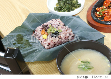 Korea food. lotus leaf rice 112793048