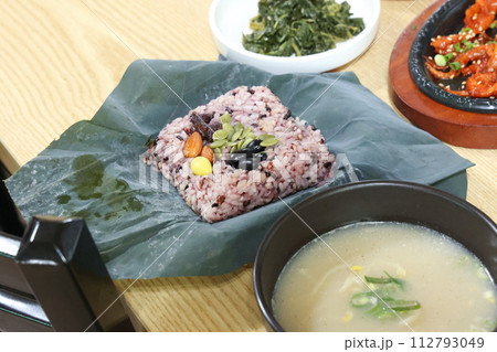 Korea food. lotus leaf rice 112793049