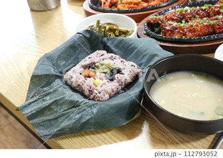 Korea food. lotus leaf rice 112793052