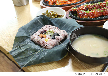 Korea food. lotus leaf rice 112793053
