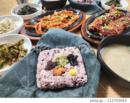 Korea food. lotus leaf rice 112793063