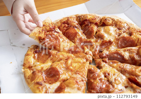 テイクアウトのピザ 112793149