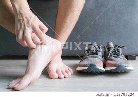 Men wear canvas shoes, he scratches legs and feet with itchy skin. Caused by of shoes Men wear canvas shoes, he scratches legs and feet with itchy skin. Caused by of shoes 112793224