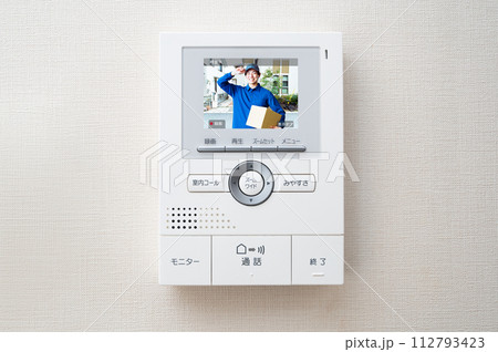 ドアホンのモニターに映る男性・機器全体・時刻表示なし 112793423