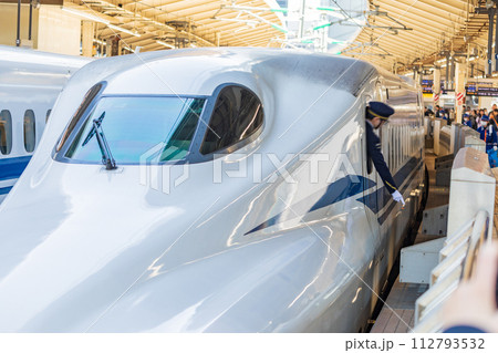 東京駅を出発する東海道・山陽新幹線 東京駅を出発する東海道・山陽新幹線 112793532