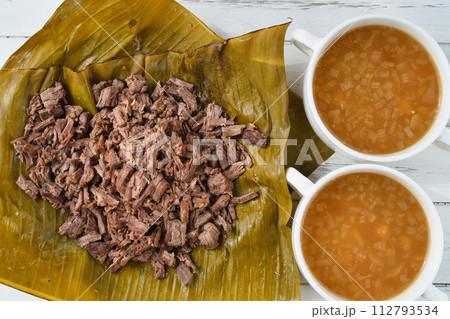 メキシコの牛肉のバルバコアとバルバコアのコンソメ メキシコの牛肉のバルバコアとバルバコアのコンソメ 112793534