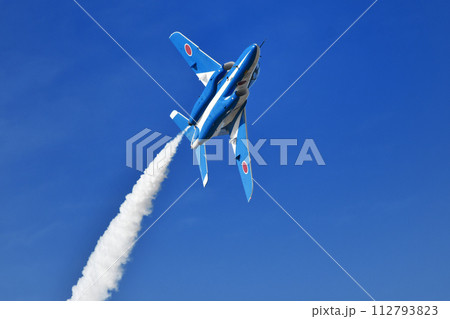 ブルーインパルスのアクロバット飛行 112793823