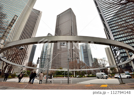 新宿西口交差点のサークル信号機 112794148