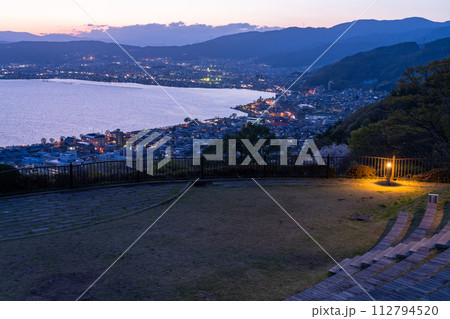 《長野県》諏訪湖の夜景・立石公園の眺望 112794520